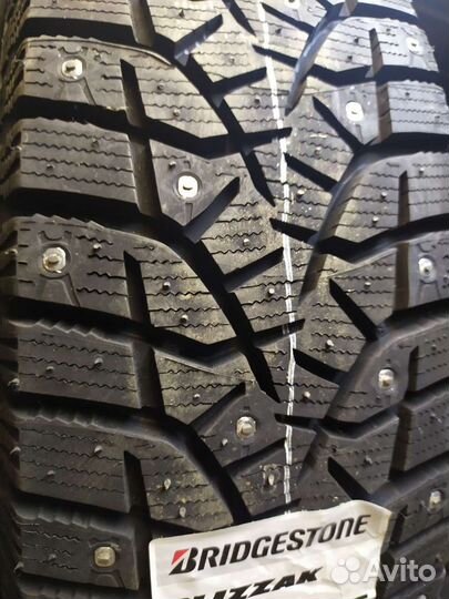 Bridgestone Blizzak Spike-02 215/60 R16