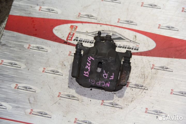 Суппорт перед право c Toyota Funcargo NCP20 2NZ-FE