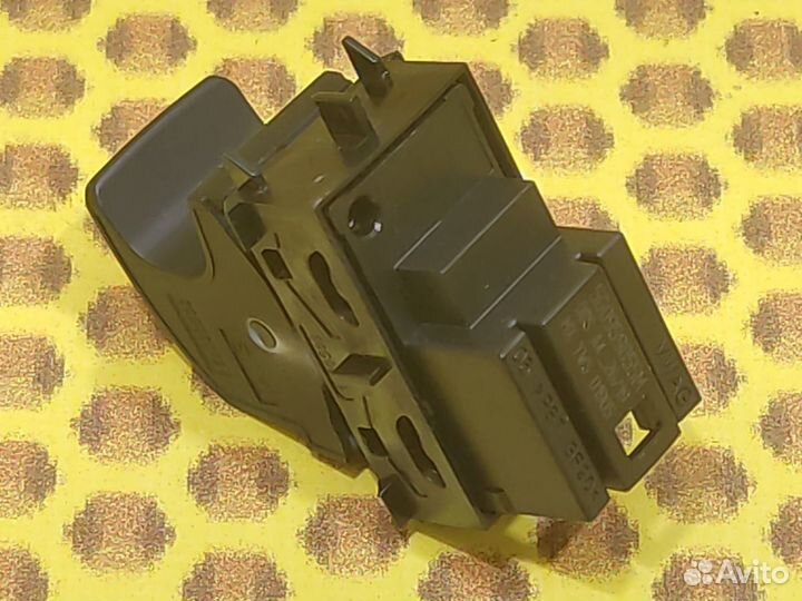 Кнопка стеклоподъемника задняя левая Volkswagen