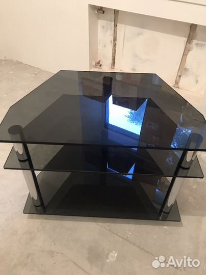 Стеклянная тумба под тв