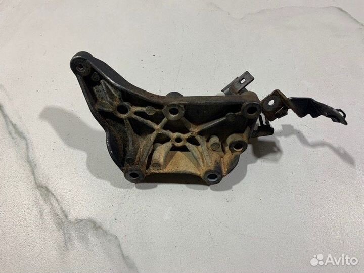 Кронштейн двигателя Mercedes W212 OM651