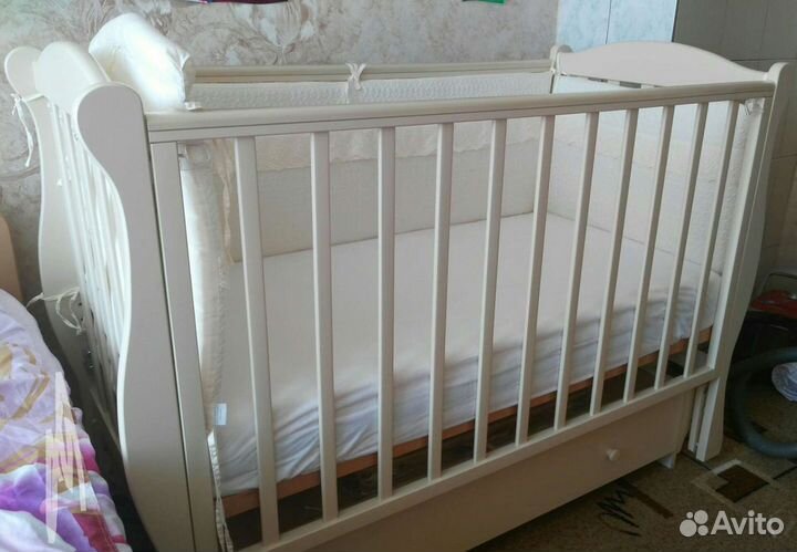 Детская кроватка с универсальным маятником