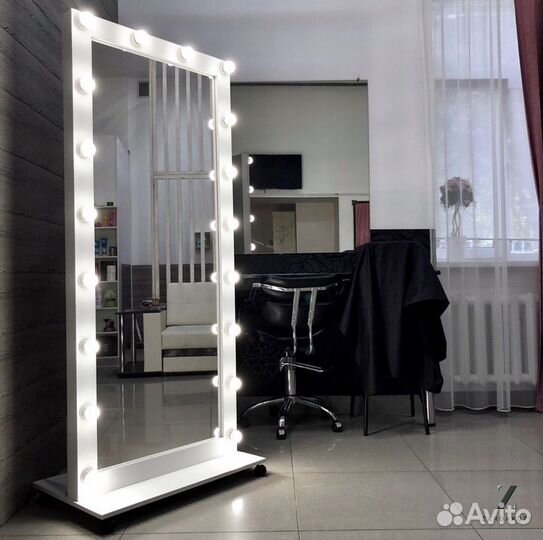 Гримерное зеркало на колесиках