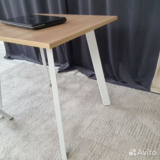 Компьютерный стол Ник Дуб 80*70 см. Белые ножки