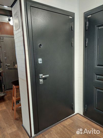 Дверь входная с зеркалом