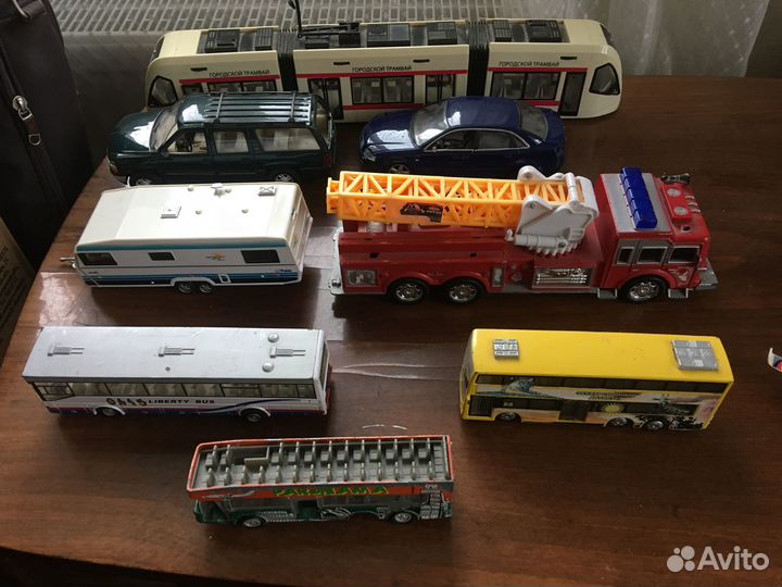 Модели машин, самолетов, вертолетов и трамвая