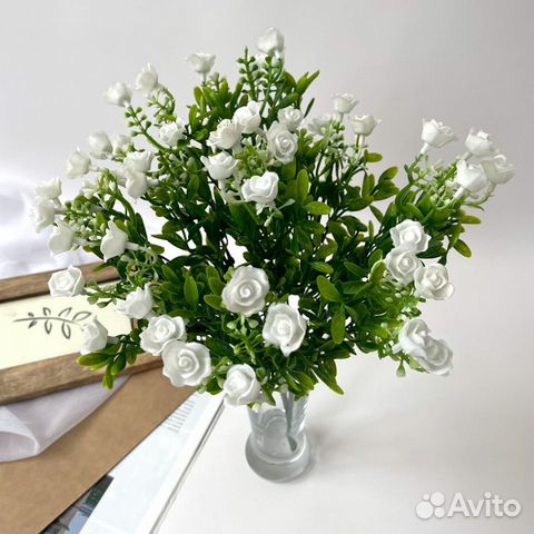 Розы искусственные белые пластиковые мини с зелень