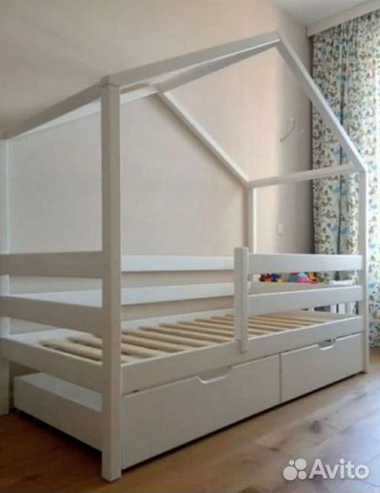 Кроватка - домик из массива дерева