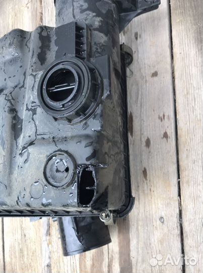 Корпус воздушного фильтра Toyota Land Cruiser 200