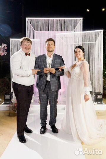 Свадебный поющий ведущий в Москве