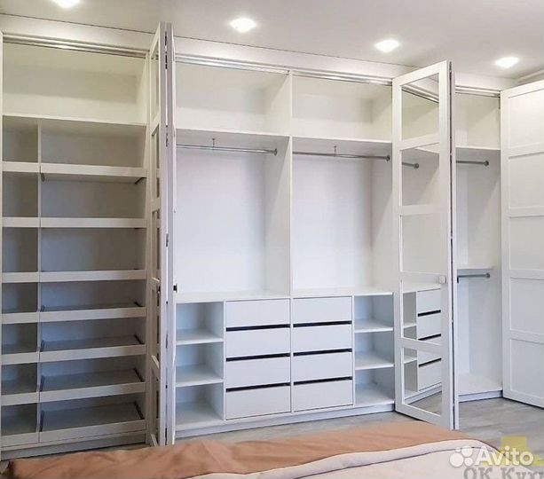 Книжный шкаф