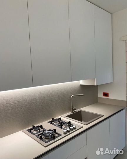 Прямая белая кухня