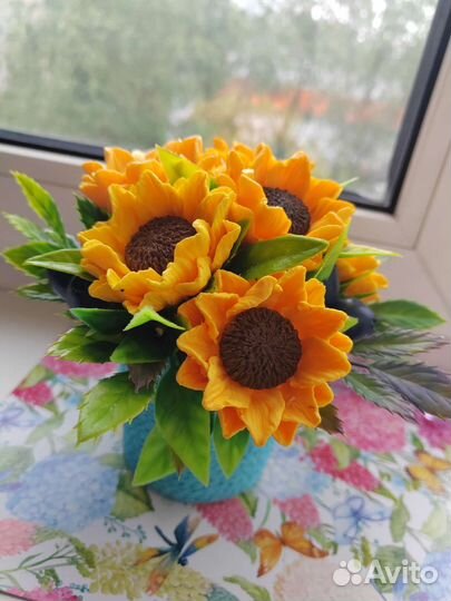 Композиция из мыла с голубикой и подсолнухами