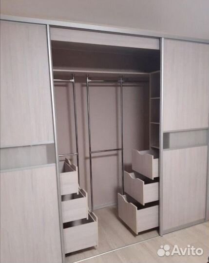 Рабочая зона у окна шкаф