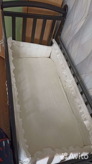 Детская кроватка с маятником и ящиком