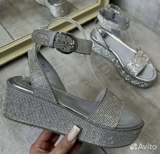 Босоножки в стразах вечерние