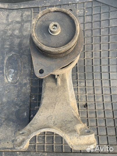 Кронштейн двигателя правый VW Golf III/V Passat B4