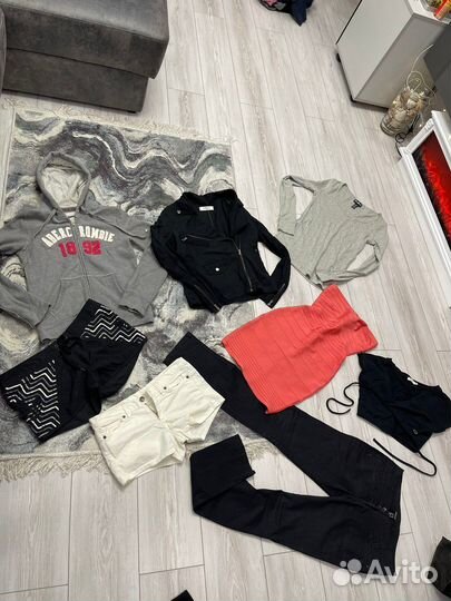 Пакет женской фирменной одежды