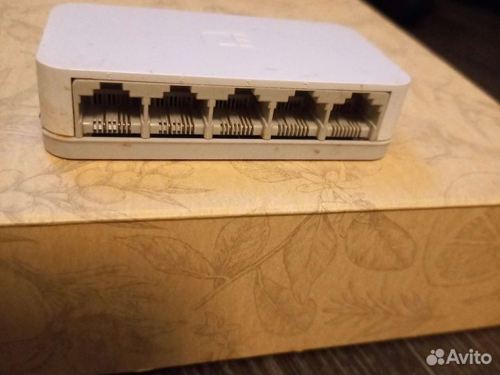 Коммутатор D-Link DES-1005A и блок питания