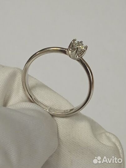 Золотое кольцо с камнем 16р