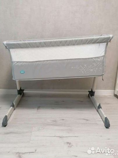 Приставная кроватка с фирменным комплектом белья