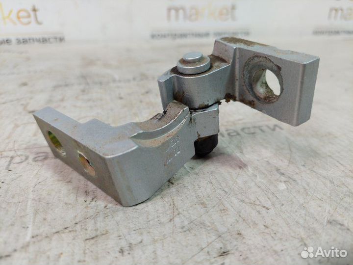 Петля двери задняя правая Volkswagen Passat B5+