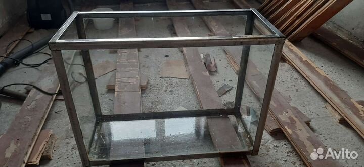 Аквариум в металлической раме