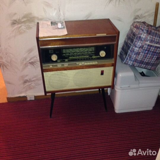 Антикварный проигрыватель виниловых пластинок