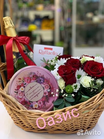 Букет из конфет, живых цветов, зелени