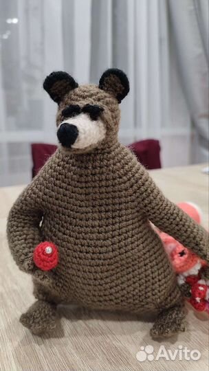 Медведь собирает грибы в лису