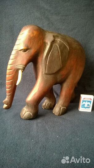 Слон из красного дерева