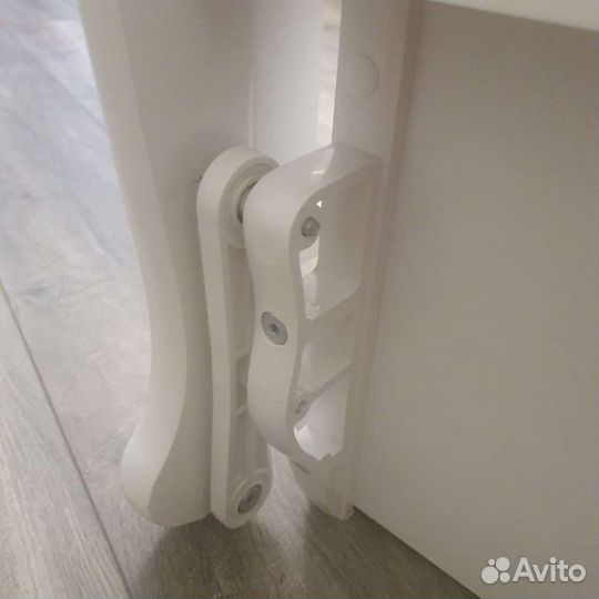 Детская кроватка с маятником и ящиком