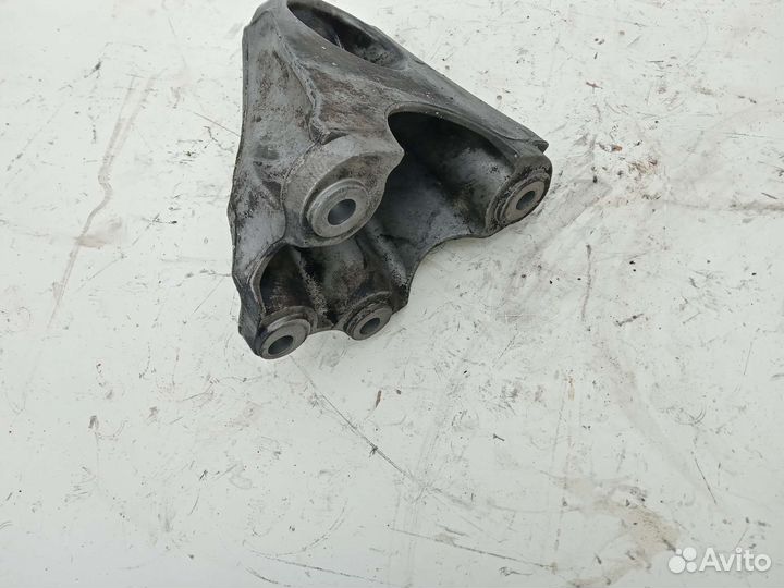 Кронштейн опоры двигателя левый Ауди Q7 Touareg 7L