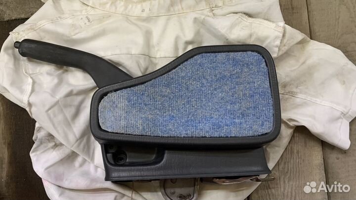 Столик между сиденьями