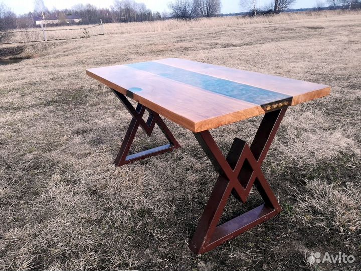 Стол с эпоксидной смолой