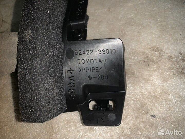 Кронштейн решетки радиатора правый Toyota Camry 70