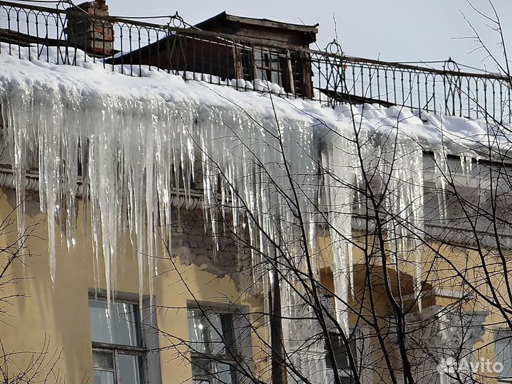 Чистка кровли от снега и наледи