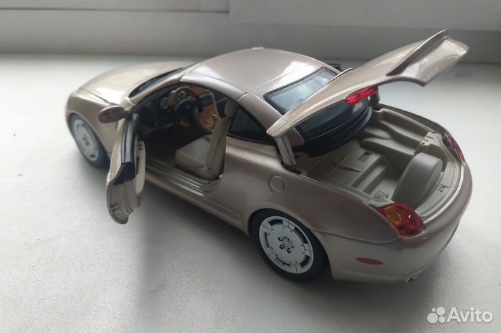 Масштабная модель 1:18 Lexus SC430