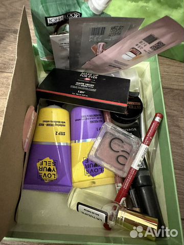 Коробка косметики и духи