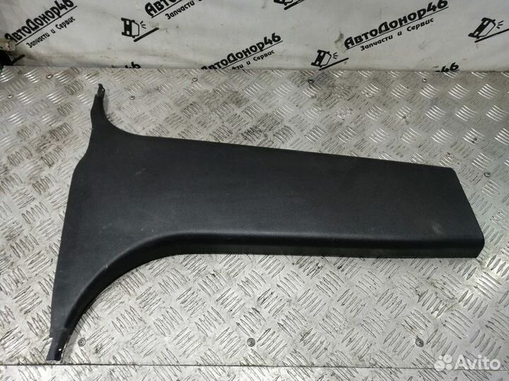 Обшивка средней стойки нижняя правая Tiida C11