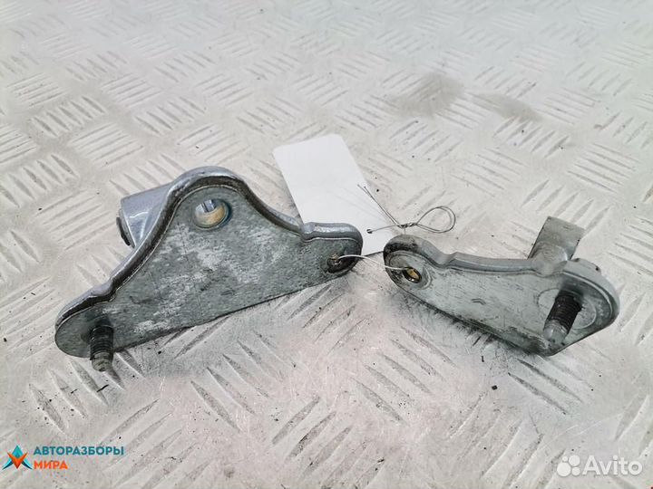 Петля двери Mercedes-Benz M-Класс W164 2007