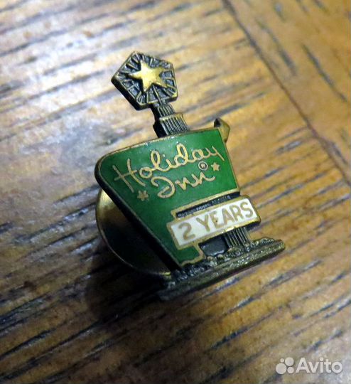 Значок 2 года Holiday Inn