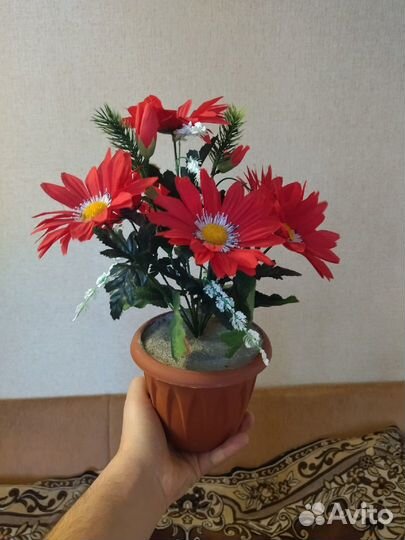 Горшки с искусственными цветами