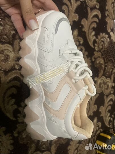 Кроссовки женские