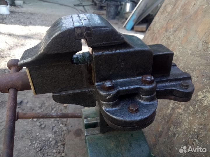 Тиски старинные хтз