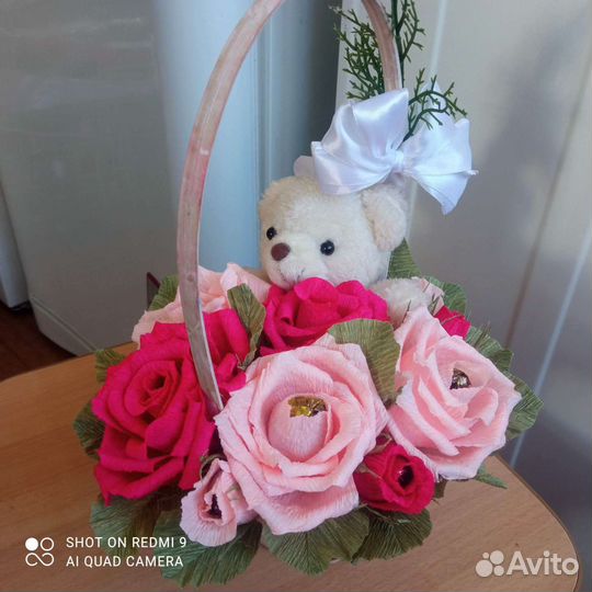 Сладкие букеты и композиции из цветов с конфетами