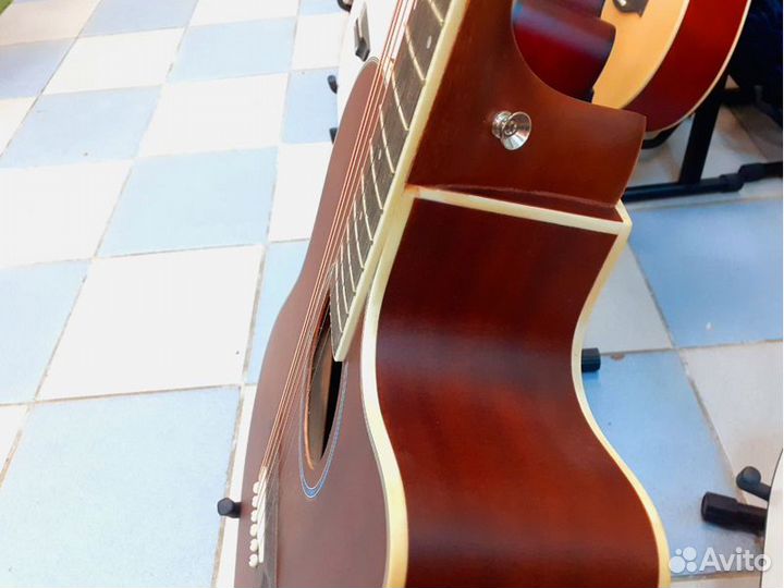 Гитара акустическая новая + подставка и чехол