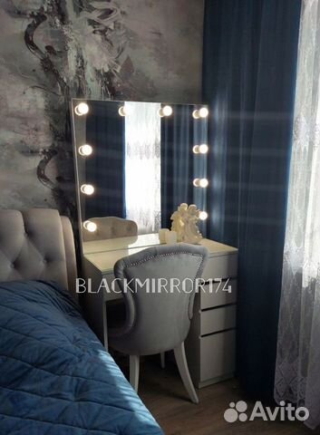 Белый макияжный столик с зеркалом