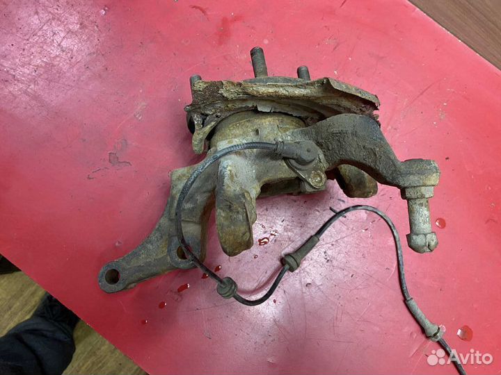 Кулак передний правый 400145Y700 Nissan Maxima A33