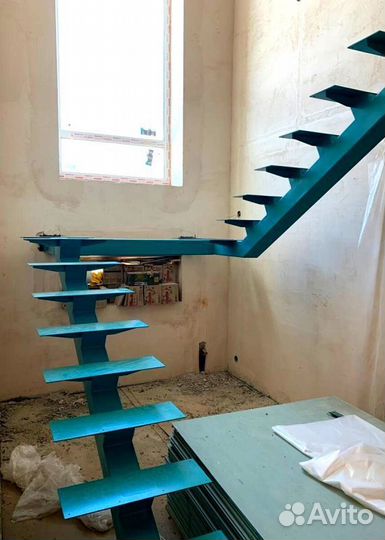 Лестница на металлокаркасе открытого типа